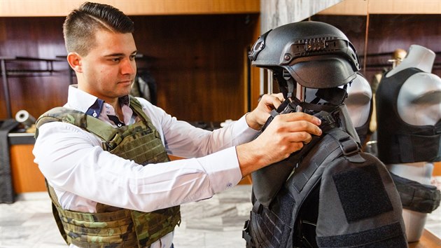 Pedvdka rznch neprstelnch vest a diskuse na Policejn akademii. Policist a dal lid z ozbrojench sloek si mohli prohldnout balistick vesty od rznch vrobc. Policie ped nedvnem reklamovala jeden typ nov dodan vesty, kter nedosahovala potebnch kvalit.