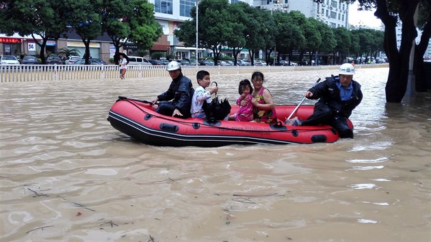 Obyvatel nskho msta Fuzhou v provincii Fujian na jihovchod zem prchaj ped nsledky tajfunu. (28.9.2016)