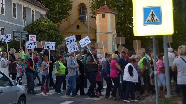 Lid ve Chvlenicch chtj obchvat, v nedli blokovali hlavn silnici na esk Budjovice. (25. z 2016)