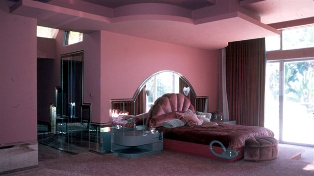 Ložnice v domě Barbry Streisandové, která miluje styl art deco.