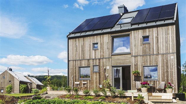 Solární panely na rodinných domech stačí jak na spotřebu domácnosti, tak dokážou vytvořit i přebytek pro provoz celé vesnice.