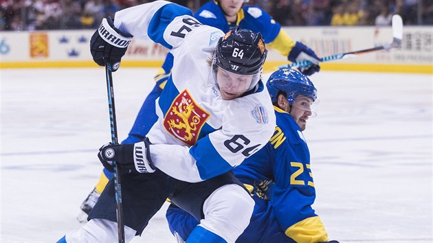 Finsk hokejista Mikael Granlund (vlevo) obehrv Olivera Ekmana-Larssona ze vdska.
