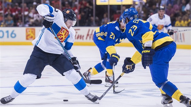 Finsk hokejista Mikael Granlund (vlevo) bojuje o puk s Oliverem Ekmanem-Larssonem ze vdska.
