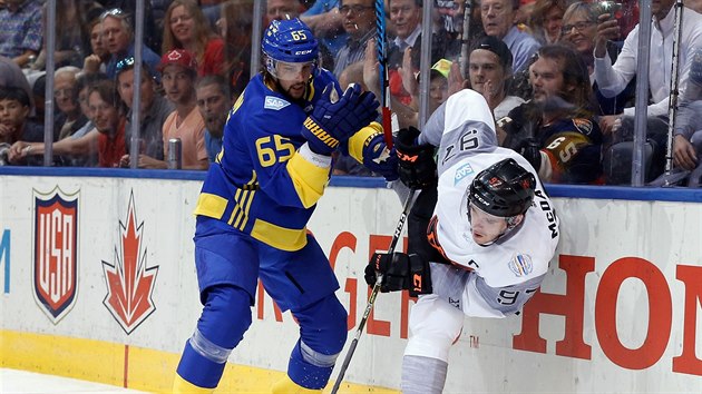 Švédský obránce Erik Karlsson  atakuje Connora McDavida z týmu Severní Ameriky.