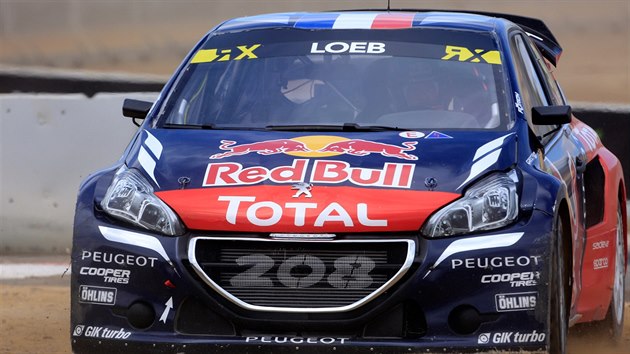 Sbastien Loeb se svm vozem Peugeot na barcelonskm rallycrossu.