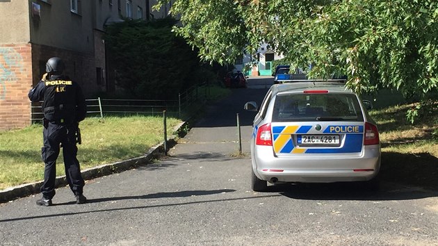 V Hodkovi�k�ch v Praze 4 se st��lelo. Senior plynovou pistol� zah�n�l lepi�e plak�t� (22.9.2016)