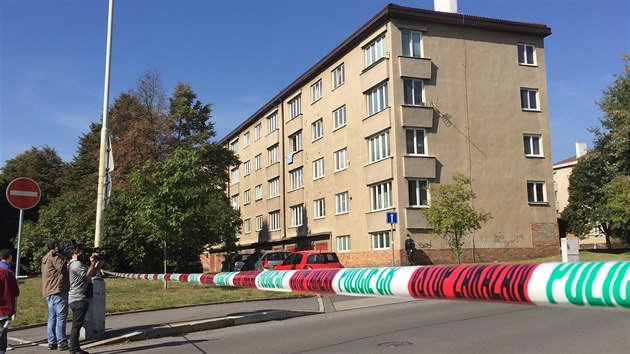 V Hodkovi�k�ch v Praze 4 se st��lelo. Senior plynovou pistol� zah�n�l lepi�e plak�t� (22.9.2016)