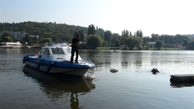 V ter dopoledne se v pstavu u Smchova potopil lun. Potpi ho museli vyzdvihnout pomoc nafukovacch vak (27.9.2016)