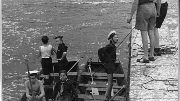 Odjezd od klubovny 5. oddílu vodních skautů u Smíchovské věže v roce 1939 (29.9.2016)