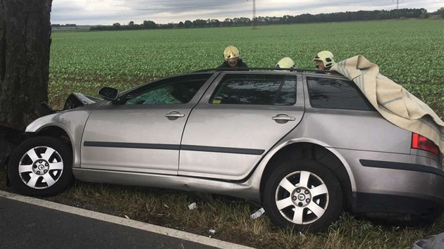 idi na silnici mezi Olomouc a Svatm Kopekem lemovan alej narazil do jednoho ze strom. Vn zrannho ho z auta museli vyprostit hasii.