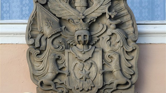 Erb na budově zámku ve Velkém Týnci na Olomoucku.