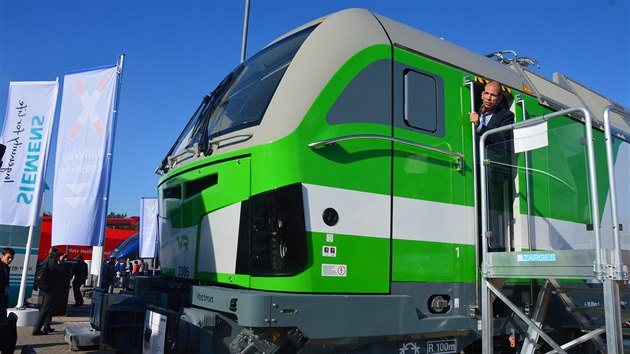 Siemens na veletrhu vystavuje nkolik verz sv vcesystmov lokomotivy Vectron. Jedna z nich je irokorozchodn verze pro finsk drhy.