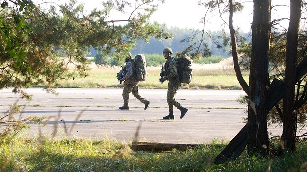 V prostoru bývalého vojenského letiště Ralsko - Hradčany se koná pětidenní cvičení českých a amerických výsadkářů. Jde o největší součinnostní výcvik výsadkového vojska v letošním roce na území republiky.