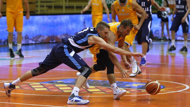 Prostjovsk basketbalista Roman Marko (ve lutm) bojuje o m s Michalem Vocetkou z Kolna.