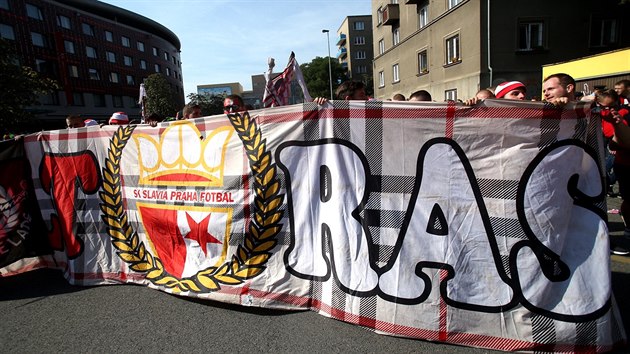 ULTRAS. Slvistit fanouci pi pochodu na derby.