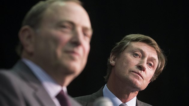 f NHL Gary Bettman (vlevo) a legendrn Wayne Gretzky pedstavuj plny na oslavy 100. vro nejslavnj hokejov soute svta.