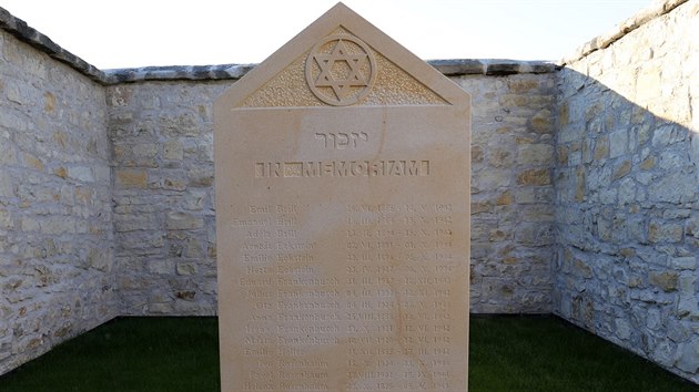 Opravený a vyčištěný židovský náhrobek.