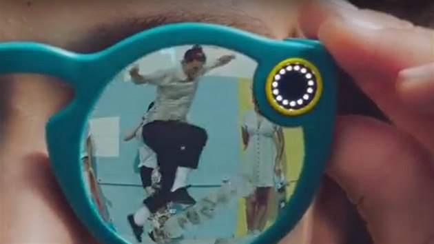 Detail kamerky na slunečních brýlích Snapchat Spectacles.