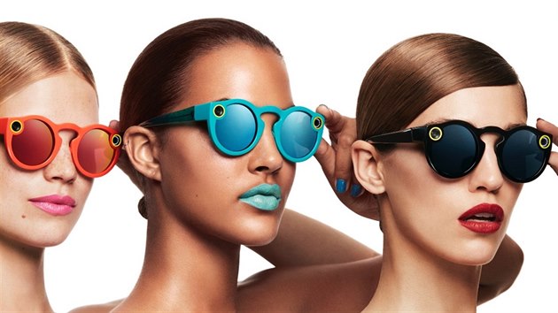 Tři barevné varianty slunečních brýlích Snapchat Spectacles.