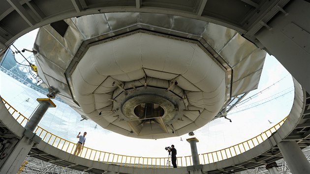 Pohled na spodní část největší radioteleskopu na světě.