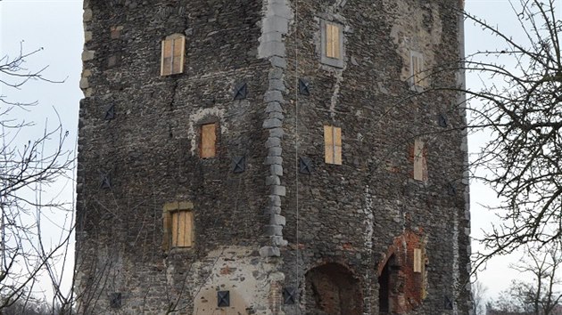 Tvrz s věžovým palácem v Hradeníně z druhé poloviny 14. století se na přelomu tisíciletí nacházela v havarijním stavu. Zvrat přišel v roce 2012, kdy zásluhou neúnavného úsilí Vladimíra Rišlinka získalo tvrz Regionální muzeum v Kolíně.