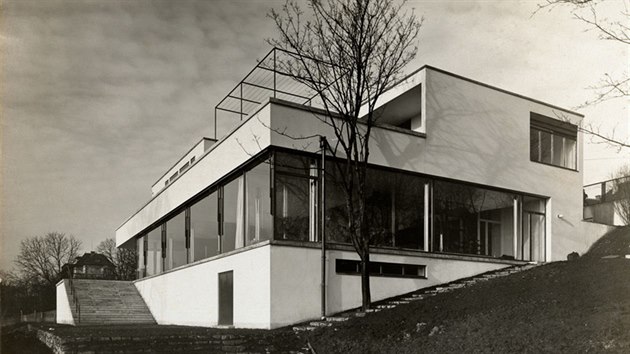 Film a architektura. Haus Tugendhat. V roce 1930 byla v Brn postavena jedna z nejvznamnjch staveb modern architektury nejen u ns. Vilu Tugendhat navrhl a do poslednho detailu vetn nbytku, dvenho kovn a klik promyslel architekt Mies van der Rohe.