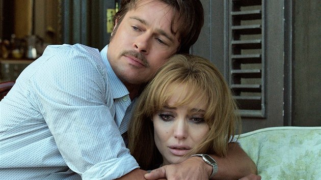 Brad Pitt a Angelina Jolie ve filmu U moře (2015)