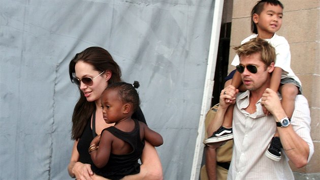 Angelina Jolie, Brad Pitt a jejich dti Zahara a Maddox (Bombaj, 12. listopadu 2006)