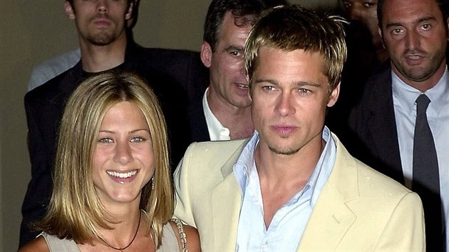 Jennifer Anistonová a Brad Pitt (Milán, 28. června 2001)