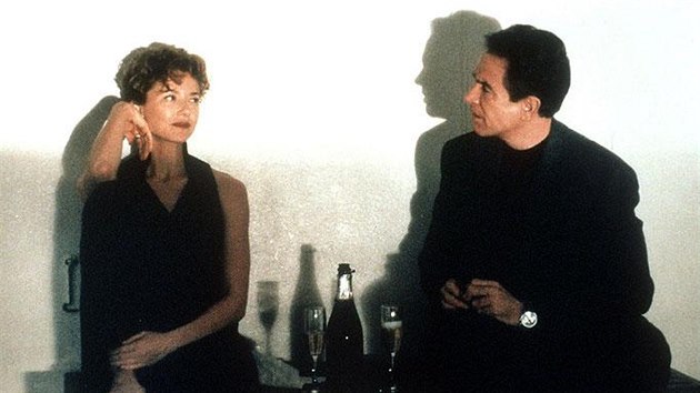 Annette Beningov a Warren Beatty ve filmu Milostn afra (1994)