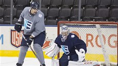 Slovenský bek Zdeno Chára a branká� Philipp Grubauer na tréninku p�ed...