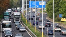 Kv�li rekonstrukci �elezni�ního p�ejezdu v Tuhnicích se v Karlových Varech...