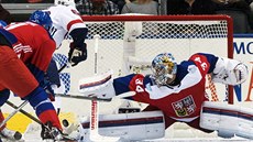 Český brankář Petr Mrázek kryje americkou šanci v utkání Světového poháru.