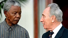 imon Peres (vpravo) a Nelson Mandela na snímku z roku 1996