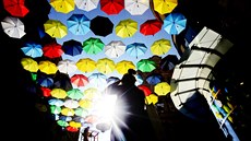 V ulici eská v centru Brna rozvsili dv stovky barevných detník, lidem mají...