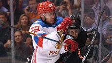 Nikita Zajcev dohrává Nathana MacKinnona v utkání mezi Ruskem a výb�rem Severní...