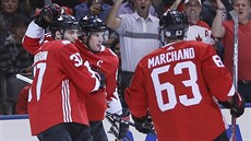 Sidney Crosby slaví svj gól v utkání mezi Evropou a Kanadou na Svtovém poháru.