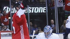 Jonathan Toews slaví první ze svých branek v zápase mezi Evropou a Kanadou na...