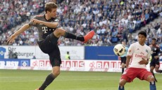 Thomas Müller z Bayernu Mnichov pálí na bránu v utkání proti Hamburku.