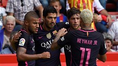 Fotbalisté Barcelony oslavují jeden z pěti gólů proti Gijónu.