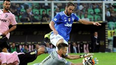 Útočník Juventusu Gonzalo Higuaín v souboji s brankářem Palerma Josipem...