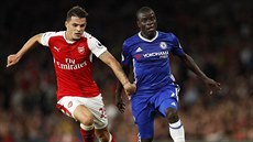 Granit Xhaka z Arsenalu uniká záloníkovi Chelsea N¨Golovi Kantému.