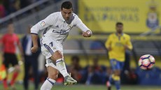 Cristiano Ronaldo z Realu Madrid střílí na bránu v duelu proti Las Palmasl.