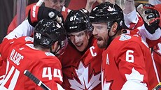 Marc-Edouard Vlasic a Shea Weber slaví první kanadský gól se střelcem Crosbym.