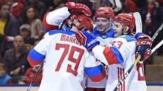 Andrej Markov (vlevo) po estnácti letech opoutí NHL.
