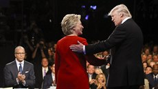 Donald Trump a Hillary Clintonová ped zahájením debaty (27. záí 2016)