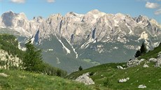 Pohled na skalní skupinu Rosengarten (italsky Catinaccio), jednu...
