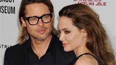 Brad Pitt s Angelinou Jolie na speciální losangeleské projekci jejího reijního...