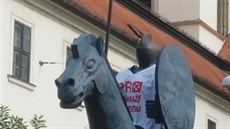 Aktivisté povsili na brnnské sochy transparent