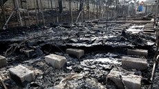 Spáleniště po požáru v uprchlickém táboře Moria na ostrově Lesbos (20. září...